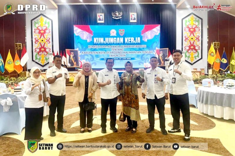 Ketua DPRD Kabupaten Barito Utara, Ir. Hj. Mery Rukaini, M.IP., didampingi Wakil Ketua II DPRD Kabupaten Barito Utara, Hj. Henny Rosgiaty Rusli, S.P., M.M., saat menghadiri kegiatan Kunjungan Kerja Komisi II DPR RI Panitia Kerja (Panja) Pembahasan Rancangan Undang-Undang (RUU) tentang Kabupaten/Kota di Aula Jayang Tingang, Kantor Gubernur Kalimantan Tengah, Rabu 24 Juni 2026. (fhoto:ist/*/dok-sekwan/red-lintaskalimantan). 