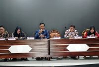 RESES DI DAPI 1 WILAYAH KECAMATAN TEWEH TENGAH | Anggota DPRD H Parmana Setiawan dan Hj Rosi Wahyuni saat melaksanakan reses di Dapil 1 Kecamatan Teweh Tengah, di aula Kecamatan setempat. (fhoto:ist/*/red-lintaskalimantan)