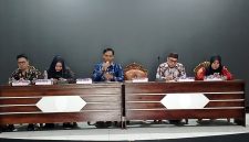 RESES DI DAPI 1 WILAYAH KECAMATAN TEWEH TENGAH | Anggota DPRD H Parmana Setiawan dan Hj Rosi Wahyuni saat melaksanakan reses di Dapil 1 Kecamatan Teweh Tengah, di aula Kecamatan setempat. (fhoto:ist/*/red-lintaskalimantan)