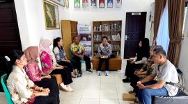Bersama warga masyarakat Patih Herman AB, Anggota DPRD Kabupaten Barito Utara saat menanggapi berbagai usulan yang disampaikan warga dalam kegiatan Reses Masa Persidangan III Tahun 2026 di Kelurahan Lanjas. Jum'at 26 Juni 2026. (fhoto:ist/*/kai/red-lintaskalimantan). 