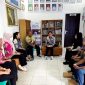 Bersama warga masyarakat Patih Herman AB, Anggota DPRD Kabupaten Barito Utara saat menanggapi berbagai usulan yang disampaikan warga dalam kegiatan Reses Masa Persidangan III Tahun 2026 di Kelurahan Lanjas. Jum'at 26 Juni 2026. (fhoto:ist/*/kai/red-lintaskalimantan). 