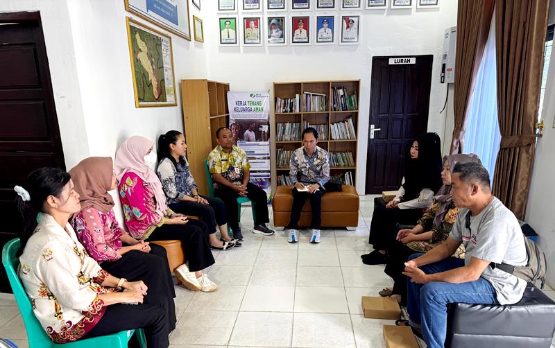 Bersama warga masyarakat Patih Herman AB, Anggota DPRD Kabupaten Barito Utara saat menanggapi berbagai usulan yang disampaikan warga dalam kegiatan Reses Masa Persidangan III Tahun 2026 di Kelurahan Lanjas. Jum'at 26 Juni 2026. (fhoto:ist/*/kai/red-lintaskalimantan). 
