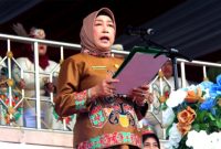 Ketua DPRD Barito Utara Hj Mery Rukaini membacakan sejarah singkat berdirinya Kabupaten Barito Utara, pada peringatan Hari Jadi ke 76 Kabupaten Barito Utara diarena Tiara Batara, Senin (29/6/2026). (fhoto:ist/*/dok-sekwan/red-lintaskalimantan).