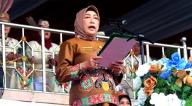 Ketua DPRD Barito Utara Hj Mery Rukaini membacakan sejarah singkat berdirinya Kabupaten Barito Utara, pada peringatan Hari Jadi ke 76 Kabupaten Barito Utara diarena Tiara Batara, Senin (29/6/2026). (fhoto:ist/*/dok-sekwan/red-lintaskalimantan).