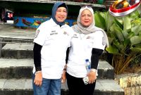 Ketua DPRD Kabupaten Barito Utara, Ir. Hj. Mery Rukaini, M.IP., didampingi Wakil Ketua II DPRD Hj. Henny Rosgiaty, S.P., M.M., menghadiri kegiatan Jalan Santai dan Senam Bersama dalam rangka memeriahkan Peringatan Hari Bhayangkara ke-80 yang dipusatkan di Bundaran Buah, Muara Teweh, Minggu (28/6/2026) pagi. (fhoto:ist/*/Kai/red-lintaskalimantan) 
