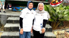Ketua DPRD Kabupaten Barito Utara, Ir. Hj. Mery Rukaini, M.IP., didampingi Wakil Ketua II DPRD Hj. Henny Rosgiaty, S.P., M.M., menghadiri kegiatan Jalan Santai dan Senam Bersama dalam rangka memeriahkan Peringatan Hari Bhayangkara ke-80 yang dipusatkan di Bundaran Buah, Muara Teweh, Minggu (28/6/2026) pagi. (fhoto:ist/*/Kai/red-lintaskalimantan) 