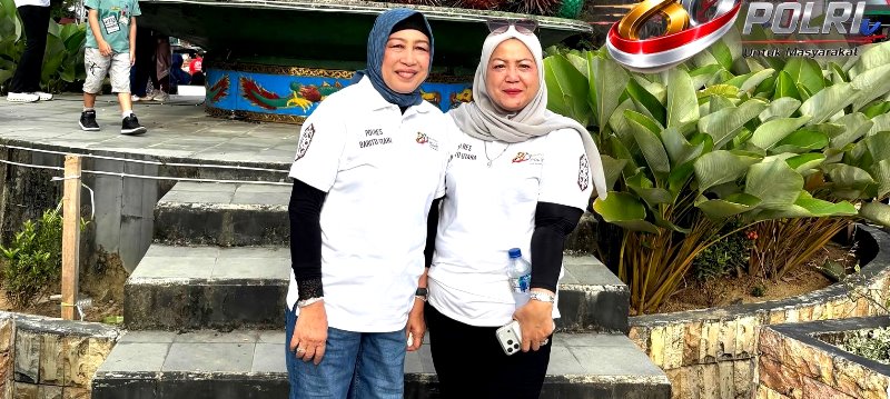 Ketua DPRD Kabupaten Barito Utara, Ir. Hj. Mery Rukaini, M.IP., didampingi Wakil Ketua II DPRD Hj. Henny Rosgiaty, S.P., M.M., menghadiri kegiatan Jalan Santai dan Senam Bersama dalam rangka memeriahkan Peringatan Hari Bhayangkara ke-80 yang dipusatkan di Bundaran Buah, Muara Teweh, Minggu (28/6/2026) pagi. (fhoto:ist/*/Kai/red-lintaskalimantan) 