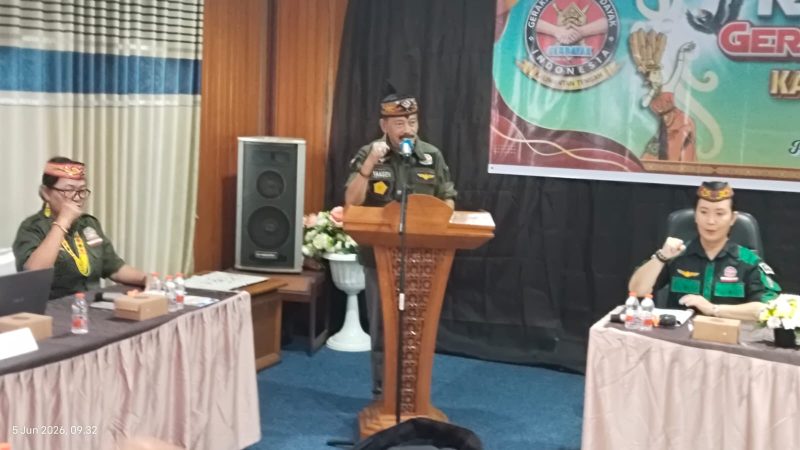 Drs. Yansen A. Binti, MBA Ketua Umum Gerdayak Indonesia, saat menyampaikan sambutan dan membuka secara resmi rakerda Gerdayak Indonesia Jumat 05 Juni 2026 di Palangka Raya. (fboto:ist/*/anung-red) 