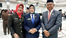Fhoto Bersama Hj. Mery Rukaini Ketua DPRD Barito Utara bersama Sudiono, Sekretaris DRPD Kabupaten Barito Utara, usai pelantikan baru-baru ini. (fhoto:ist/*/red-lintaskalimantan.co)