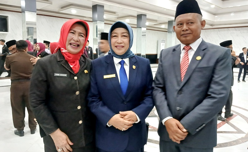 Fhoto Bersama Hj. Mery Rukaini Ketua DPRD Barito Utara bersama Sudiono, Sekretaris DRPD Kabupaten Barito Utara, usai pelantikan baru-baru ini. (fhoto:ist/*/red-lintaskalimantan.co) 