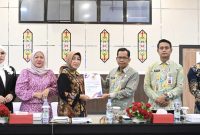 Koordinasi dan kunjungan kerja ke Kantor Wilayah Kementerian Hukum Kalimantan Tengah, Hajrianor, S.H., M.H. dipimpin langsung oleh Ketua DPRD Barito Utara, Hj. Mery Rukaini, M.IP, didampingi Wakil Ketua II DPRD Hj. Henny Rosgiaty Rusli, S.P., M.M., Ketua Bapemperda Hj. Sri Neni Trianawati, S.E., M.AP., serta sejumlah anggota DPRD Tim penyusun sinkronisasi naskah akademik untuk dua Rancangan Peraturan Daerah (Raperda) inisiatif DPRD Barito Utara yang dilaksanakan pada tanggal 11–12 Juni 2026. (fhoto:ist/*/dok-sekwan/red-lintaskalimantan). 