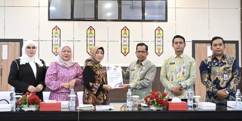 Koordinasi dan kunjungan kerja ke Kantor Wilayah Kementerian Hukum Kalimantan Tengah, Hajrianor, S.H., M.H. dipimpin langsung oleh Ketua DPRD Barito Utara, Hj. Mery Rukaini, M.IP, didampingi Wakil Ketua II DPRD Hj. Henny Rosgiaty Rusli, S.P., M.M., Ketua Bapemperda Hj. Sri Neni Trianawati, S.E., M.AP., serta sejumlah anggota DPRD Tim penyusun sinkronisasi naskah akademik untuk dua Rancangan Peraturan Daerah (Raperda) inisiatif DPRD Barito Utara yang dilaksanakan pada tanggal 11–12 Juni 2026. (fhoto:ist/*/dok-sekwan/red-lintaskalimantan). 