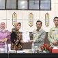 Koordinasi dan kunjungan kerja ke Kantor Wilayah Kementerian Hukum Kalimantan Tengah, Hajrianor, S.H., M.H. dipimpin langsung oleh Ketua DPRD Barito Utara, Hj. Mery Rukaini, M.IP, didampingi Wakil Ketua II DPRD Hj. Henny Rosgiaty Rusli, S.P., M.M., Ketua Bapemperda Hj. Sri Neni Trianawati, S.E., M.AP., serta sejumlah anggota DPRD Tim penyusun sinkronisasi naskah akademik untuk dua Rancangan Peraturan Daerah (Raperda) inisiatif DPRD Barito Utara yang dilaksanakan pada tanggal 11–12 Juni 2026. (fhoto:ist/*/dok-sekwan/red-lintaskalimantan). 
