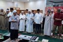 Jajaran Sekretariat Dewan Perwakilan Rakyat Daerah Barito Utara saat melaksanakan Program Sholat Subuh Berjamaah do Mushola Rumah Jabatan Bupati Barito Utara, Jumat baru-baru ini. (fhoto:ist/*/dok/sekwan/red-lintaskalimantan) 