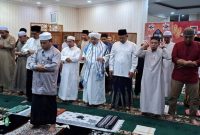Jajaran Sekretariat Dewan Perwakilan Rakyat Daerah Barito Utara saat melaksanakan Program Sholat Subuh Berjamaah do Mushola Rumah Jabatan Bupati Barito Utara, Jumat baru-baru ini. (fhoto:ist/*/dok/sekwan/red-lintaskalimantan)