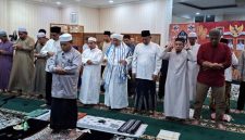 Jajaran Sekretariat Dewan Perwakilan Rakyat Daerah Barito Utara saat melaksanakan Program Sholat Subuh Berjamaah do Mushola Rumah Jabatan Bupati Barito Utara, Jumat baru-baru ini. (fhoto:ist/*/dok/sekwan/red-lintaskalimantan) 