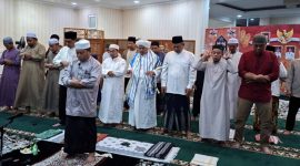 Jajaran Sekretariat Dewan Perwakilan Rakyat Daerah Barito Utara saat melaksanakan Program Sholat Subuh Berjamaah do Mushola Rumah Jabatan Bupati Barito Utara, Jumat baru-baru ini. (fhoto:ist/*/dok/sekwan/red-lintaskalimantan) 