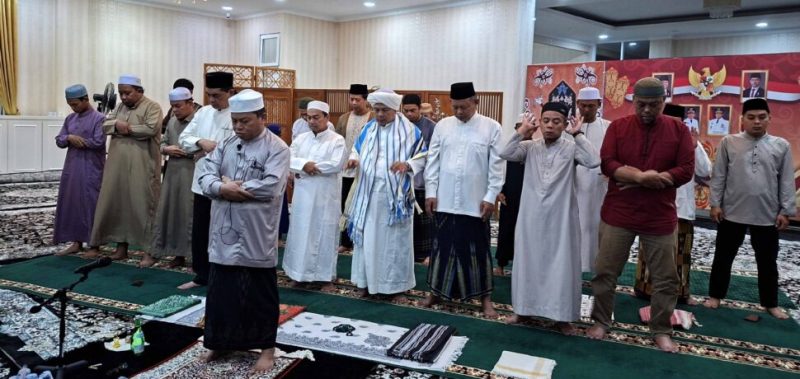 Jajaran Sekretariat Dewan Perwakilan Rakyat Daerah Barito Utara saat melaksanakan Program Sholat Subuh Berjamaah do Mushola Rumah Jabatan Bupati Barito Utara, Jumat baru-baru ini. (fhoto:ist/*/dok/sekwan/red-lintaskalimantan) 
