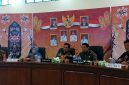 Ketua DPRD Barito Utara Hj. Mery Rukaini saat hadir bersama Bupati H Shalahuddin dan Wakil Bupati Felix Sonadie Y Tingan, Sekda Muhlis dan Asisten II, Bahrum F Girsang pada kegiatan Konsultasi Publik, di aula DLH, Kamis 2 Juli 2026. (fhoto:ist/*/kai/Red-lintaskalimantan). 