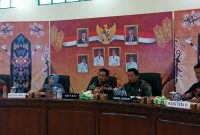Ketua DPRD Barito Utara Hj. Mery Rukaini saat hadir bersama Bupati H Shalahuddin dan Wakil Bupati Felix Sonadie Y Tingan, Sekda Muhlis dan Asisten II, Bahrum F Girsang pada kegiatan Konsultasi Publik, di aula DLH, Kamis 2 Juli 2026. (fhoto:ist/*/kai/Red-lintaskalimantan).