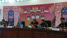 Ketua DPRD Barito Utara Hj. Mery Rukaini saat hadir bersama Bupati H Shalahuddin dan Wakil Bupati Felix Sonadie Y Tingan, Sekda Muhlis dan Asisten II, Bahrum F Girsang pada kegiatan Konsultasi Publik, di aula DLH, Kamis 2 Juli 2026. (fhoto:ist/*/kai/Red-lintaskalimantan).