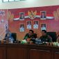 Ketua DPRD Barito Utara Hj. Mery Rukaini saat hadir bersama Bupati H Shalahuddin dan Wakil Bupati Felix Sonadie Y Tingan, Sekda Muhlis dan Asisten II, Bahrum F Girsang pada kegiatan Konsultasi Publik, di aula DLH, Kamis 2 Juli 2026. (fhoto:ist/*/kai/Red-lintaskalimantan). 