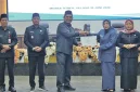 Bupati Barito Utara, H. Shalahuddin di dampingi Wakil Bupati Felix Sonadie Y. Tingan bersama Sekretaris Daerah Muhlis, menyerahkan secara resmi dokumen Raperda kepada Ketua DPRD Barito Utara, Hj. Mery Rukaini didampingi Wakil Ketua II, Hj. Henny Rosgiaty. Selasa 30 Juni 2026. (fhoto:ist/*/dok/sekwan/red-lintaskalimantan). 