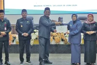 Bupati Barito Utara, H. Shalahuddin di dampingi Wakil Bupati Felix Sonadie Y. Tingan bersama Sekretaris Daerah Muhlis, menyerahkan secara resmi dokumen Raperda kepada Ketua DPRD Barito Utara, Hj. Mery Rukaini didampingi Wakil Ketua II, Hj. Henny Rosgiaty. Selasa 30 Juni 2026. (fhoto:ist/*/dok/sekwan/red-lintaskalimantan). 