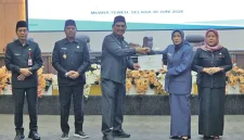 Bupati Barito Utara, H. Shalahuddin di dampingi Wakil Bupati Felix Sonadie Y. Tingan bersama Sekretaris Daerah Muhlis, menyerahkan secara resmi dokumen Raperda kepada Ketua DPRD Barito Utara, Hj. Mery Rukaini didampingi Wakil Ketua II, Hj. Henny Rosgiaty. Selasa 30 Juni 2026. (fhoto:ist/*/dok/sekwan/red-lintaskalimantan). 