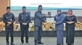 Bupati Barito Utara, H. Shalahuddin di dampingi Wakil Bupati Felix Sonadie Y. Tingan bersama Sekretaris Daerah Muhlis, menyerahkan secara resmi dokumen Raperda kepada Ketua DPRD Barito Utara, Hj. Mery Rukaini didampingi Wakil Ketua II, Hj. Henny Rosgiaty. Selasa 30 Juni 2026. (fhoto:ist/*/dok/sekwan/red-lintaskalimantan). 