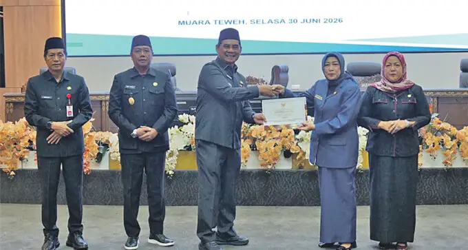 Bupati Barito Utara, H. Shalahuddin di dampingi Wakil Bupati Felix Sonadie Y. Tingan bersama Sekretaris Daerah Muhlis, menyerahkan secara resmi dokumen Raperda kepada Ketua DPRD Barito Utara, Hj. Mery Rukaini didampingi Wakil Ketua II, Hj. Henny Rosgiaty. Selasa 30 Juni 2026. (fhoto:ist/*/dok/sekwan/red-lintaskalimantan). 