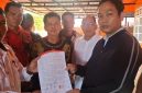 FHOTO BERSAMA : Manager ULP PLN Muara Teweh, Pandu Andoka, saat menyerahkan Surat Pernyataan kepada Robinson Perwakilan Koalisi Ormas Bersatu Barito Utara disaksikan oleh tokoh Masyarakat Suria Baya (SBY) bersama seluruh ormas Adat yang hadir serta masyarakat. Selasa, 28 Juli 2026. (*/fhoto:ist/ypn/red-lintaskalimantan) 