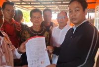 FHOTO BERSAMA : Manager ULP PLN Muara Teweh, Pandu Andoka, saat menyerahkan Surat Pernyataan kepada Robinson Perwakilan Koalisi Ormas Bersatu Barito Utara disaksikan oleh tokoh Masyarakat Suria Baya (SBY) bersama seluruh ormas Adat yang hadir serta masyarakat. Selasa, 28 Juli 2026. (*/fhoto:ist/ypn/red-lintaskalimantan) 