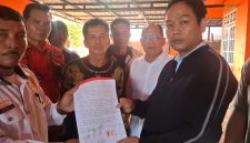 FHOTO BERSAMA : Manager ULP PLN Muara Teweh, Pandu Andoka, saat menyerahkan Surat Pernyataan kepada Robinson Perwakilan Koalisi Ormas Bersatu Barito Utara disaksikan oleh tokoh Masyarakat Suria Baya (SBY) bersama seluruh ormas Adat yang hadir serta masyarakat. Selasa, 28 Juli 2026. (*/fhoto:ist/ypn/red-lintaskalimantan) 
