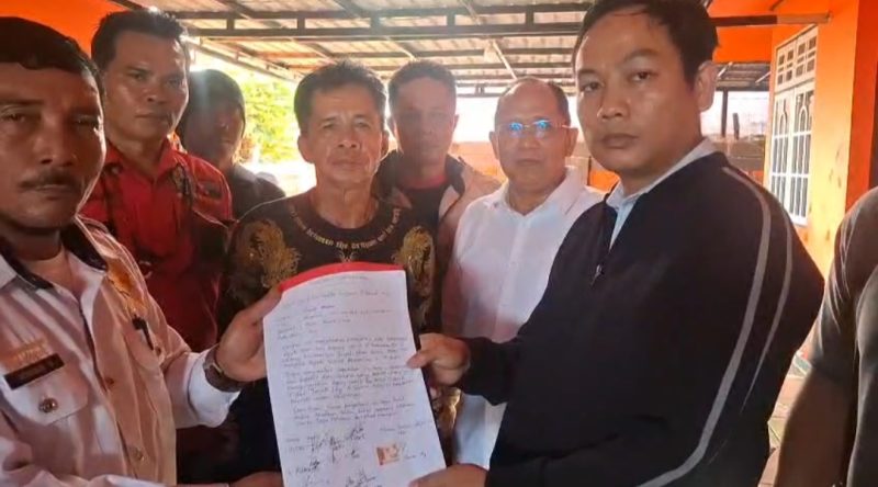 FHOTO BERSAMA : Manager ULP PLN Muara Teweh, Pandu Andoka, saat menyerahkan Surat Pernyataan kepada Robinson Perwakilan Koalisi Ormas Bersatu Barito Utara disaksikan oleh tokoh Masyarakat Suria Baya (SBY) bersama seluruh ormas Adat yang hadir serta masyarakat. Selasa, 28 Juli 2026. (*/fhoto:ist/ypn/red-lintaskalimantan) 