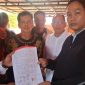 FHOTO BERSAMA : Manager ULP PLN Muara Teweh, Pandu Andoka, saat menyerahkan Surat Pernyataan kepada Robinson Perwakilan Koalisi Ormas Bersatu Barito Utara disaksikan oleh tokoh Masyarakat Suria Baya (SBY) bersama seluruh ormas Adat yang hadir serta masyarakat. Selasa, 28 Juli 2026. (*/fhoto:ist/ypn/red-lintaskalimantan) 