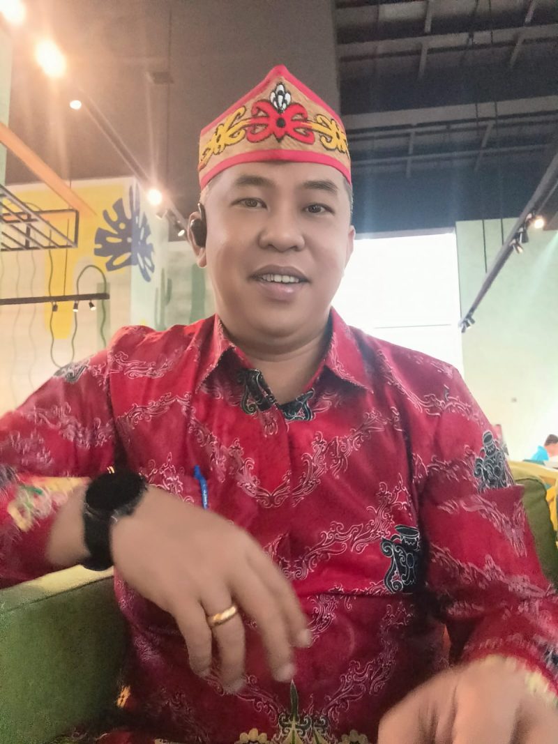Damang Kepala Adat Kecamatan Lahei, Aryosi Jiono. (*/fhoto:ist/red-lintaskalimantan). 