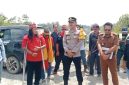 PENGAWALAN CEK LOKASI : Kapolsek Lahei IPDA Alfius Matias saat memberikan saran dan arahan dalam penyelesaian Permasalahan tanah/lahan antara pihak warga dengan pihak PT. Pada Idi di lokasi objek lahan, Senin 4 Agustus 2026. (*/fhoto:ist/Peli/red-lintaskalimantan). 