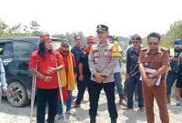 PENGAWALAN CEK LOKASI : Kapolsek Lahei IPDA Alfius Matias saat memberikan saran dan arahan dalam penyelesaian Permasalahan tanah/lahan antara pihak warga dengan pihak PT. Pada Idi di lokasi objek lahan, Senin 4 Agustus 2026. (*/fhoto:ist/Peli/red-lintaskalimantan).