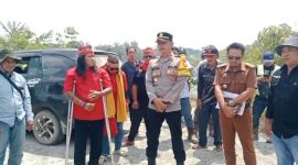 PENGAWALAN CEK LOKASI : Kapolsek Lahei IPDA Alfius Matias saat memberikan saran dan arahan dalam penyelesaian Permasalahan tanah/lahan antara pihak warga dengan pihak PT. Pada Idi di lokasi objek lahan, Senin 4 Agustus 2026. (*/fhoto:ist/Peli/red-lintaskalimantan). 