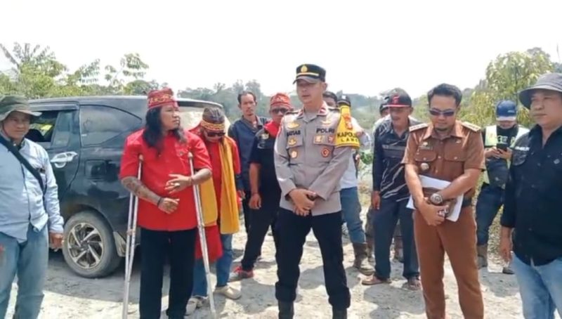 PENGAWALAN CEK LOKASI : Kapolsek Lahei IPDA Alfius Matias saat memberikan saran dan arahan dalam penyelesaian Permasalahan tanah/lahan antara pihak warga dengan pihak PT. Pada Idi di lokasi objek lahan, Senin 4 Agustus 2026. (*/fhoto:ist/Peli/red-lintaskalimantan). 