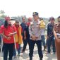PENGAWALAN CEK LOKASI : Kapolsek Lahei IPDA Alfius Matias saat memberikan saran dan arahan dalam penyelesaian Permasalahan tanah/lahan antara pihak warga dengan pihak PT. Pada Idi di lokasi objek lahan, Senin 4 Agustus 2026. (*/fhoto:ist/Peli/red-lintaskalimantan). 