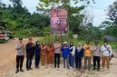PHOTO BERSAMA : Kapolsek Lahei IPDA Alfius Matias, S.A.P, didampingi anggota personil Polsek Lahei memberikan himbauan terkait Karhutla kepada masyarakat baru-baru ini. (*/fhoto:ist/polsek-lahei/Red-lintaskaliman) 