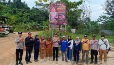 PHOTO BERSAMA : Kapolsek Lahei IPDA Alfius Matias, S.A.P, didampingi anggota personil Polsek Lahei memberikan himbauan terkait Karhutla kepada masyarakat baru-baru ini. (*/fhoto:ist/polsek-lahei/Red-lintaskaliman) 