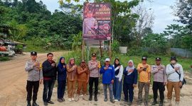 PHOTO BERSAMA : Kapolsek Lahei IPDA Alfius Matias, S.A.P, didampingi anggota personil Polsek Lahei memberikan himbauan terkait Karhutla kepada masyarakat baru-baru ini. (*/fhoto:ist/polsek-lahei/Red-lintaskaliman) 