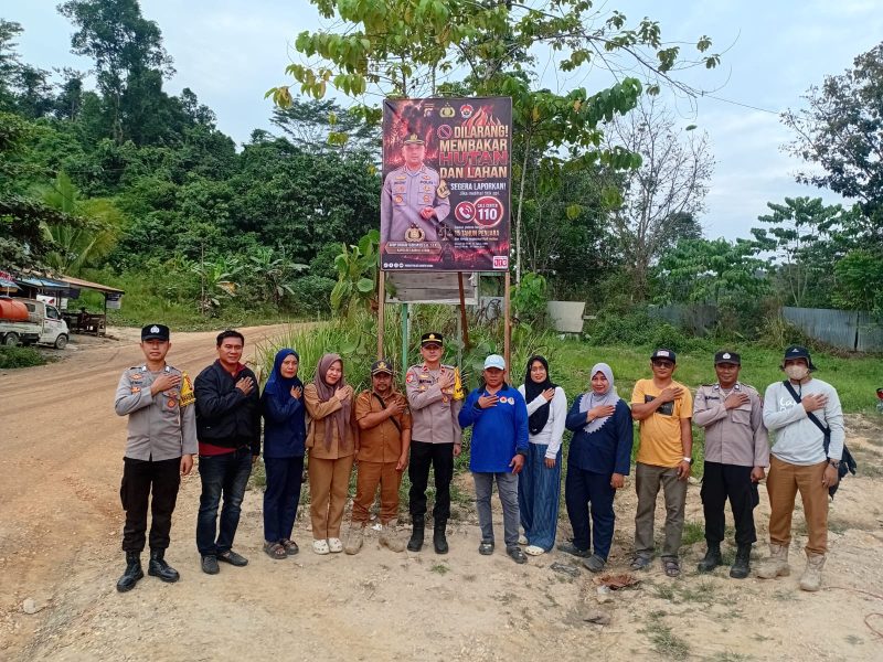 PHOTO BERSAMA : Kapolsek Lahei IPDA Alfius Matias, S.A.P, didampingi anggota personil Polsek Lahei memberikan himbauan terkait Karhutla kepada masyarakat baru-baru ini. (*/fhoto:ist/polsek-lahei/Red-lintaskaliman) 