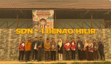 Kepala Dinas Pendidikan Kabupaten Barito Utara, Muhammad Iman Topik, S.IP., M.Si., bersama Kepala Seksi Sarana dan Prasarana PAUD dan Pendidikan Nonformal, Akhmad Al-Ghifary, S.Pd.I., M.Pd., saat melaksanakan monitoring sarana dan prasarana pendidikan di sejumlah sekolah di Kecamatan Lahei Barat, Sabtu (19/9/2026).