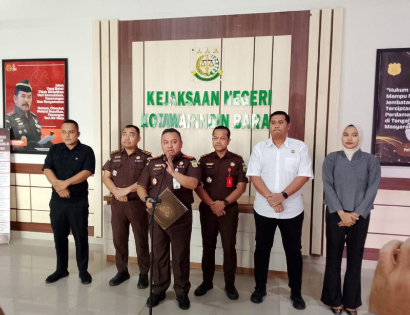 Kajari Kobar Nurwinardi bersama jajaran saat Pers Release di Kantor Kejari setempat (LK/Rdn)