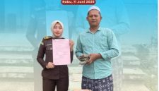 Saat mengembalikan barang bukti uang tunai dan 1 buah kotak amal Masjid Jami Darussholihin di Desa Mulya Raya Kecamatan Pangkalan Banteng (Foto Istimewa)
