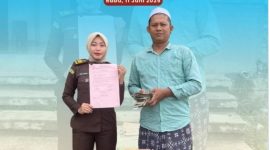 Saat mengembalikan barang bukti uang tunai dan 1 buah kotak amal Masjid Jami Darussholihin di Desa Mulya Raya  Kecamatan Pangkalan Banteng (Foto Istimewa)